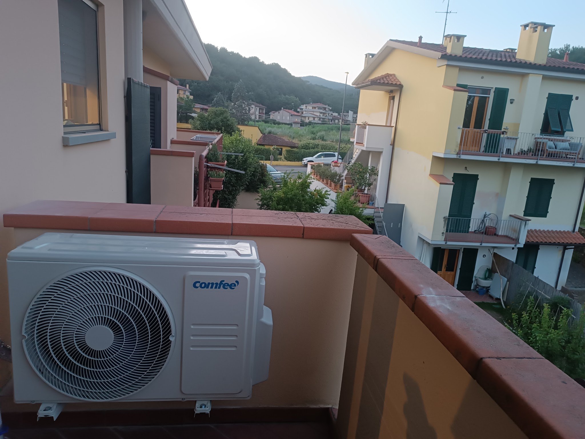 Unità esterna del climatizzatore installata su un balcone