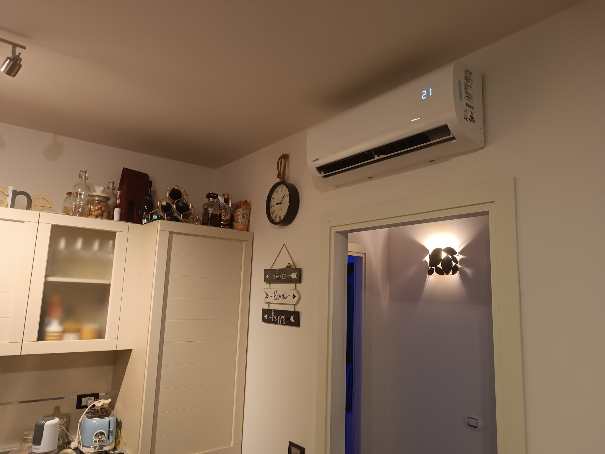Condizionatore split installato sopra una porta in un soggiorno