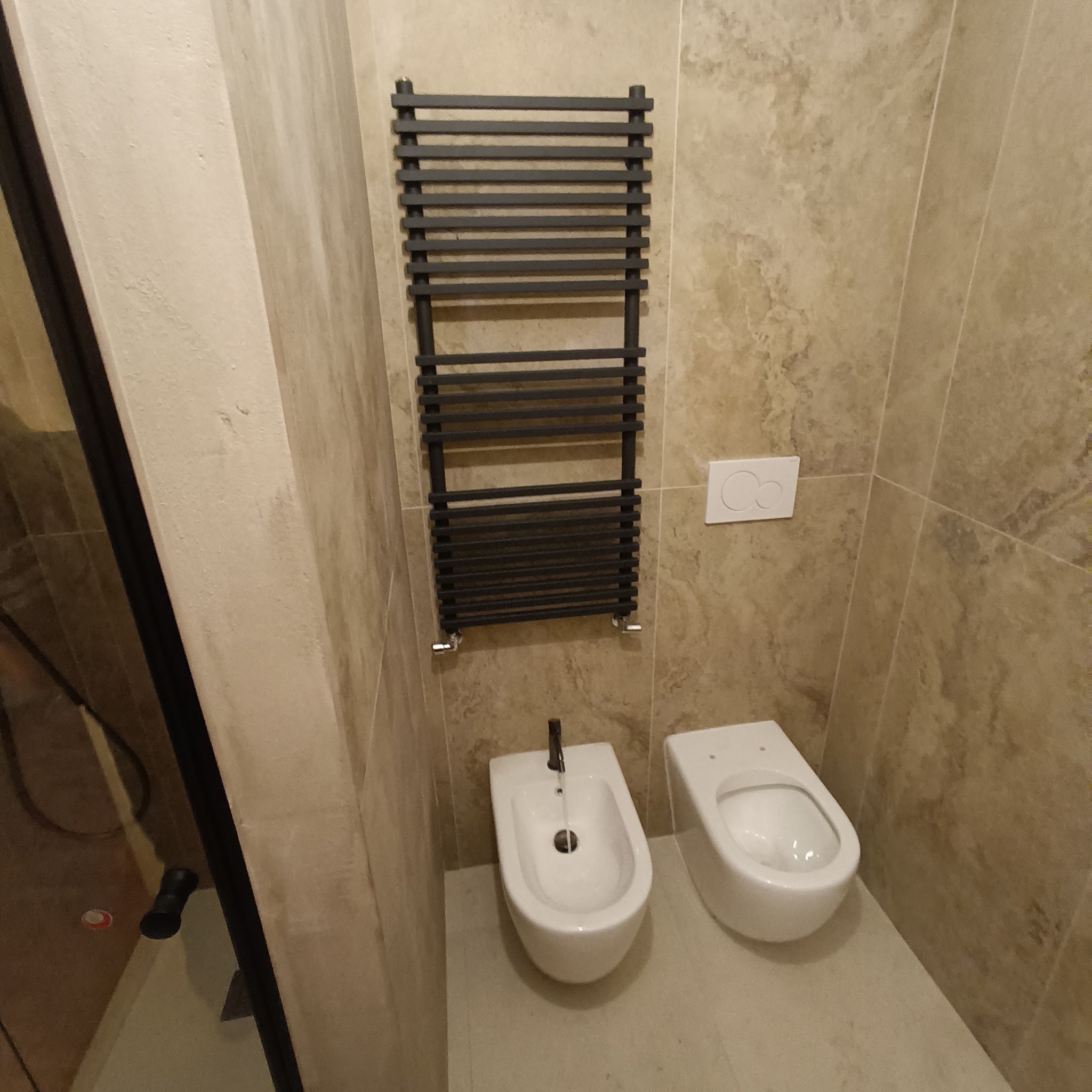 Radiatore scaldasalviette e sanitari installati in un bagno