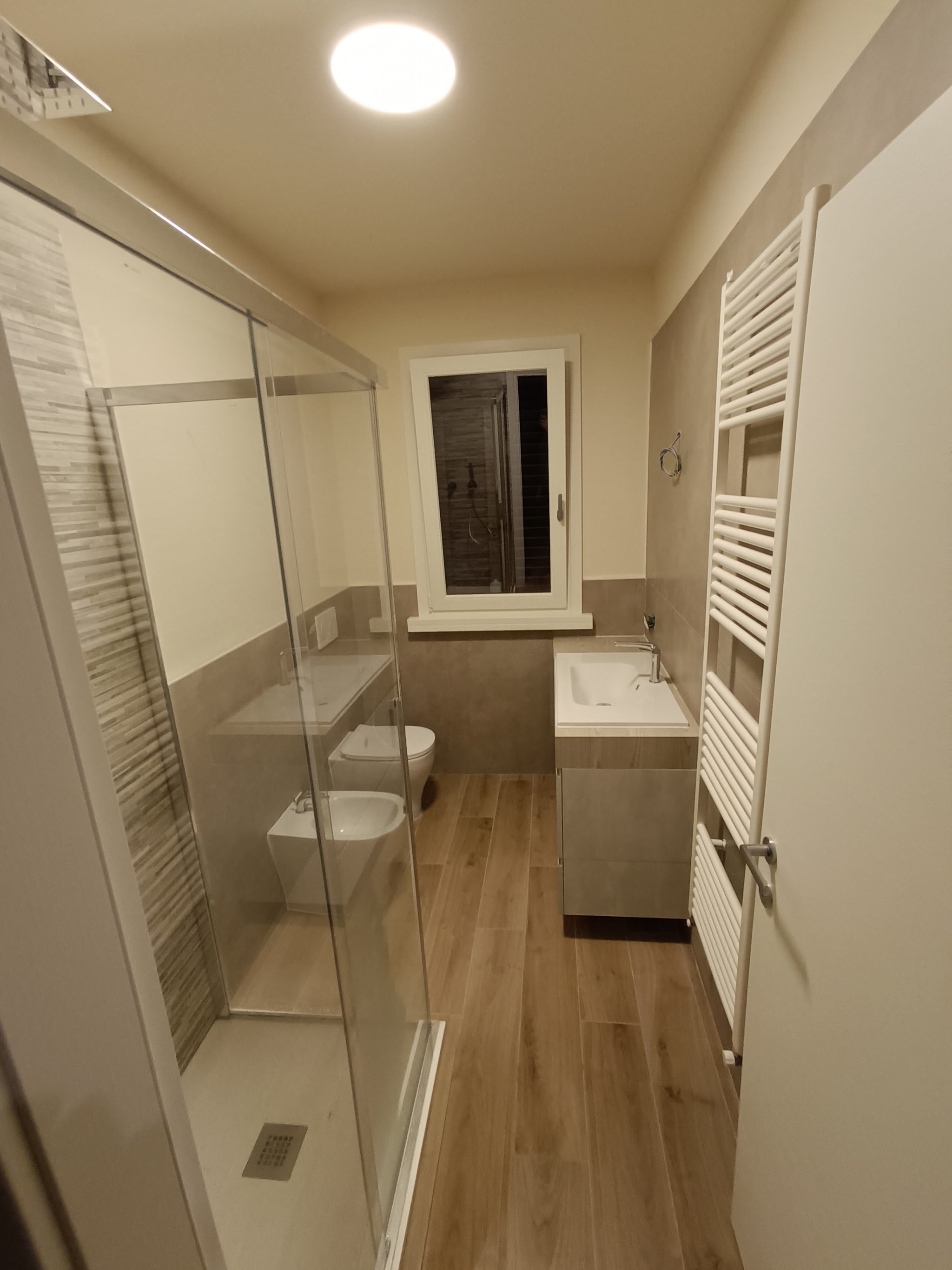 Bagno completato con lavabo, sanitari e doccia