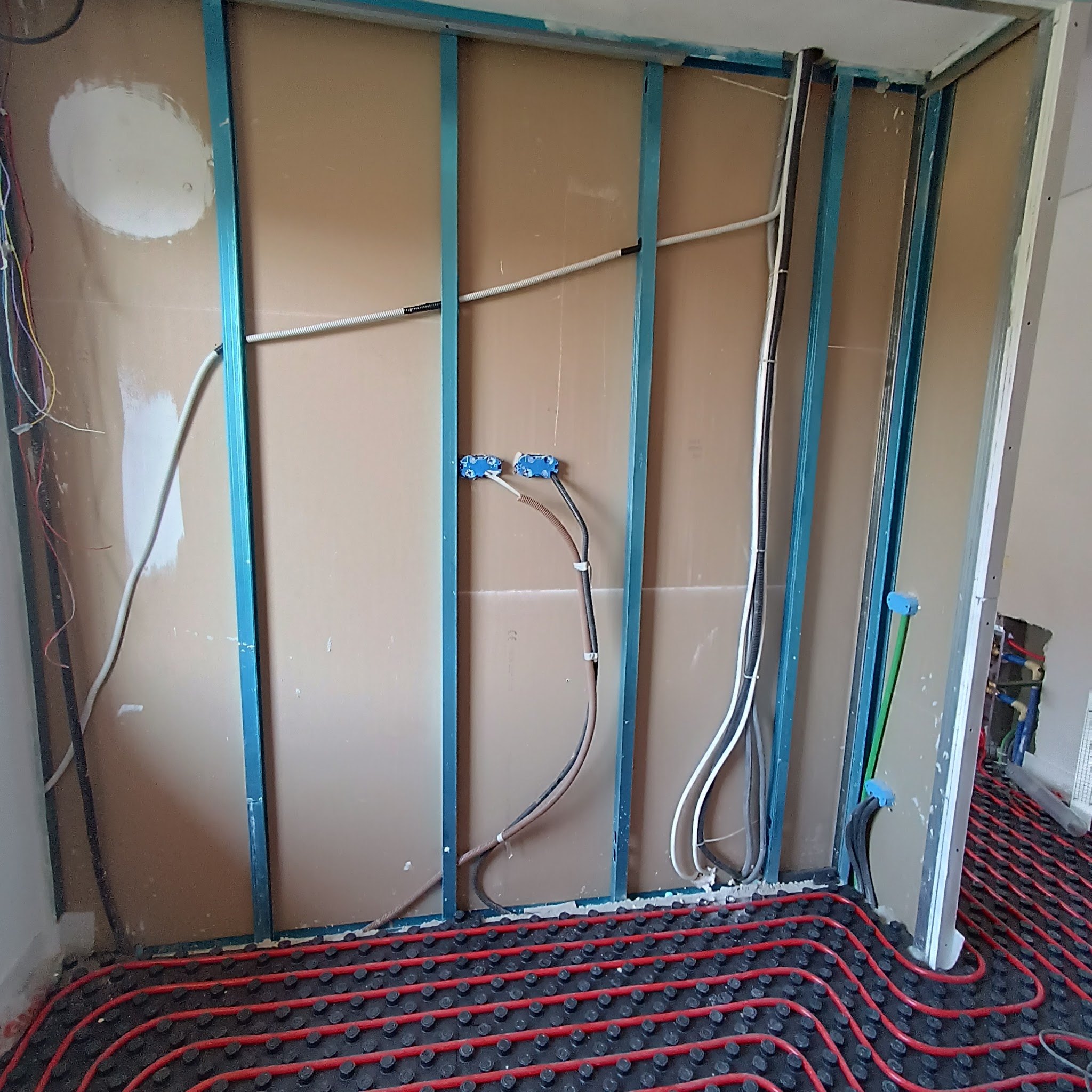 Tubazioni installate nella parete di un bagno prima delle finiture